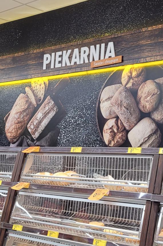 reklama płaska na ścianie