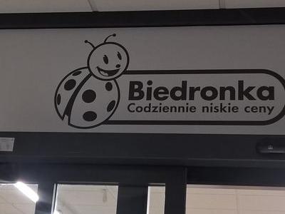 reklama naklejana Biedronka